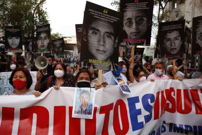 Familiares de víctimas desaparecidas durante el Gobierno de Alberto Fujimori se manifiestan en contra del fallo del Tribunal Constitucional.