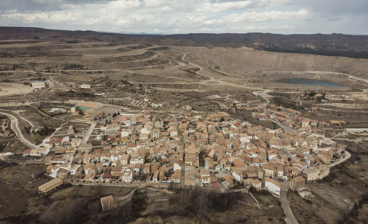 La lucha en un pueblo de Teruel para salvar su última montaña