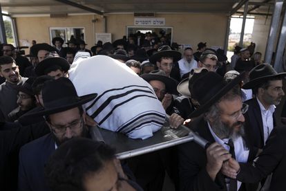 Funeral por una de las víctimas en los atentados, el miércoles en Bnei Brak (Israel).
