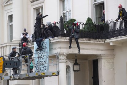 La policía desaloja a los okupas de la mansión de un oligarca ruso en Londres