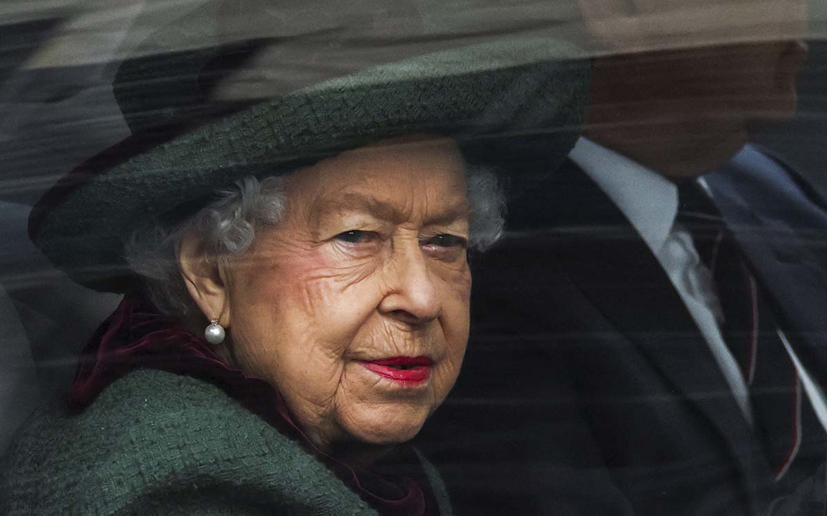 La reina Isabel II aparece en público por primera vez en meses para asistir al homenaje al duque de Edimburgo