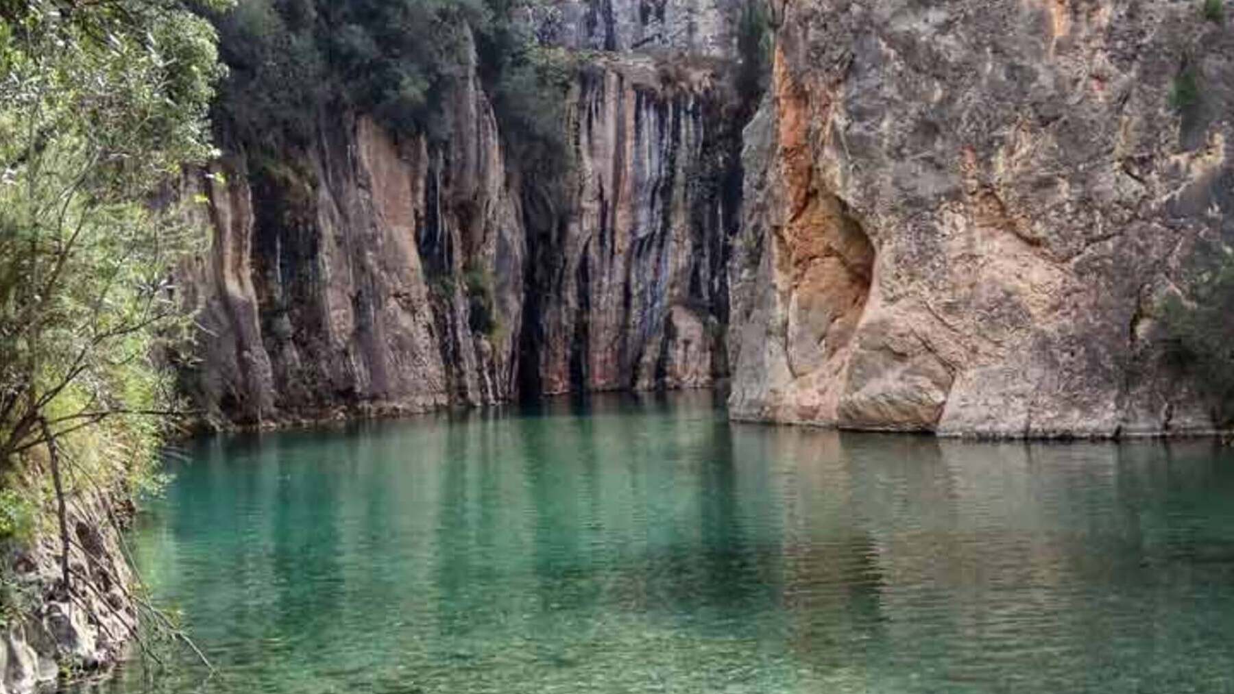 La ruta más desconocida de España que acaba en una piscina natural de aguas cristalinas