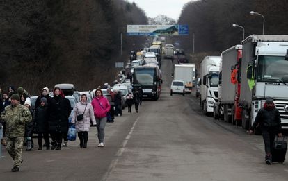 Colas de vehículos y personas que huyen de la ofensiva rusa, en el paso fronterizo de Shehyni, en Ucrania.