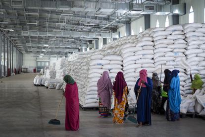 Unas empleadas limpian el suelo de un almacén del Programa Mundial de Alimentos con víveres destinados a las regiones de Afar y Tigray el 21 de febrero de 2022.