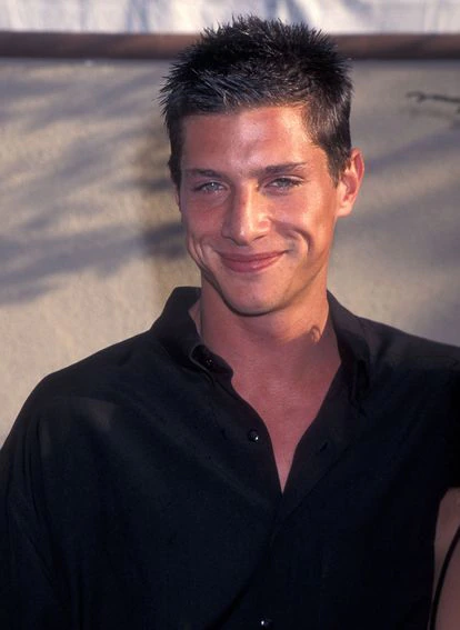 Simon Rex posa para la prensa durante los MTV Movie Awards de 1996, cuando era una estrella de la cadena.