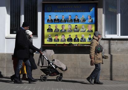 Cartel en Mohiliv-Podilskii (Ucrania) con los rostros de los soldados muertos en el Donbás.