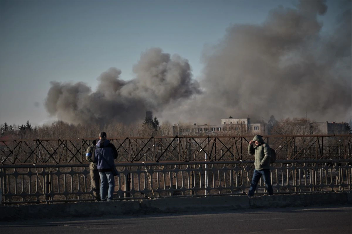 Las bombas alcanzan el aeropuerto de Lviv, a 70 kilómetros de Polonia