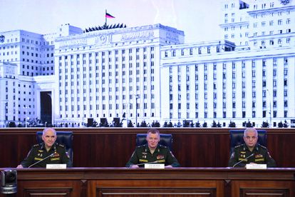 De izquierda a derecha, Sergei Rudskoi, representante del Alto Estado Mayor del Ejército ruso, el portavoz del ministerio de Defensa, Igor Konashenkov, y Mijail Mizintsev, jefe del centro de controlde Defensa Nacional, en la rueda de prensa del 25 de marzo.
