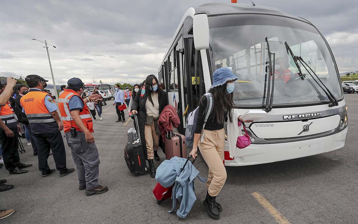 Llegan a Quito siete ecuatorianos que México ayudó a evacuar de Ucrania