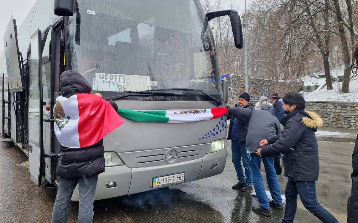 Logran evacuar a familias mexicanas de Ucrania; SRE manda comitiva para buscar más compatriotas en la frontera