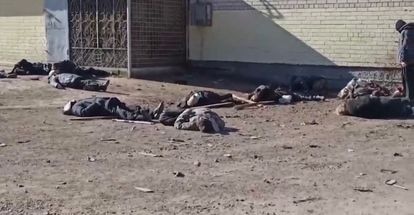 Cadáveres de personas que esperaban en la cola de una panadería en Chernígov (Ucrania), este miércoles.