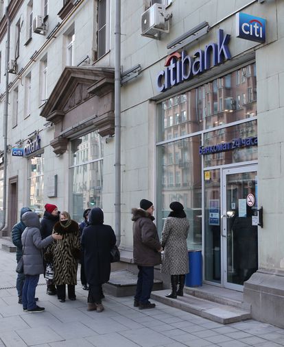 Unos ciudadanos hacían cola a la entrada de un banco, el pasado día 16 en Moscú.