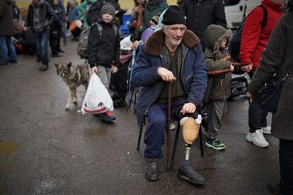 Valeri, de 64 años, tras ser evacuado este miércoles de Irpin hacia Kiev