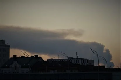 Una columna de humo sobre el cielo de Kiev este viernes.