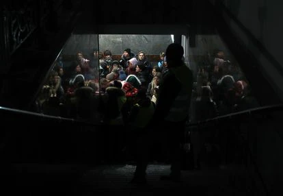 Decenas de mujeres y niños salen el miércoles en un tren desde la Estacion Central de Lviv (Ucrania) hacia Polonia.