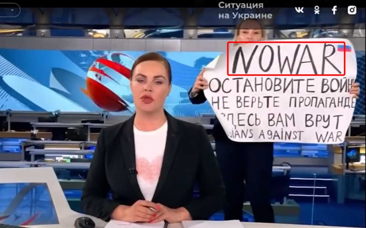 Manifestante contra la guerra irrumpe en el principal noticiero ruso | Video