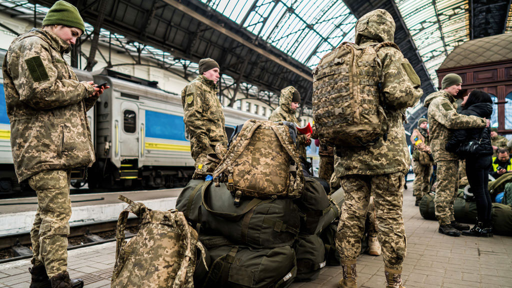 Miles de estadounidenses se ofrecen como voluntarios para pelear en Ucrania