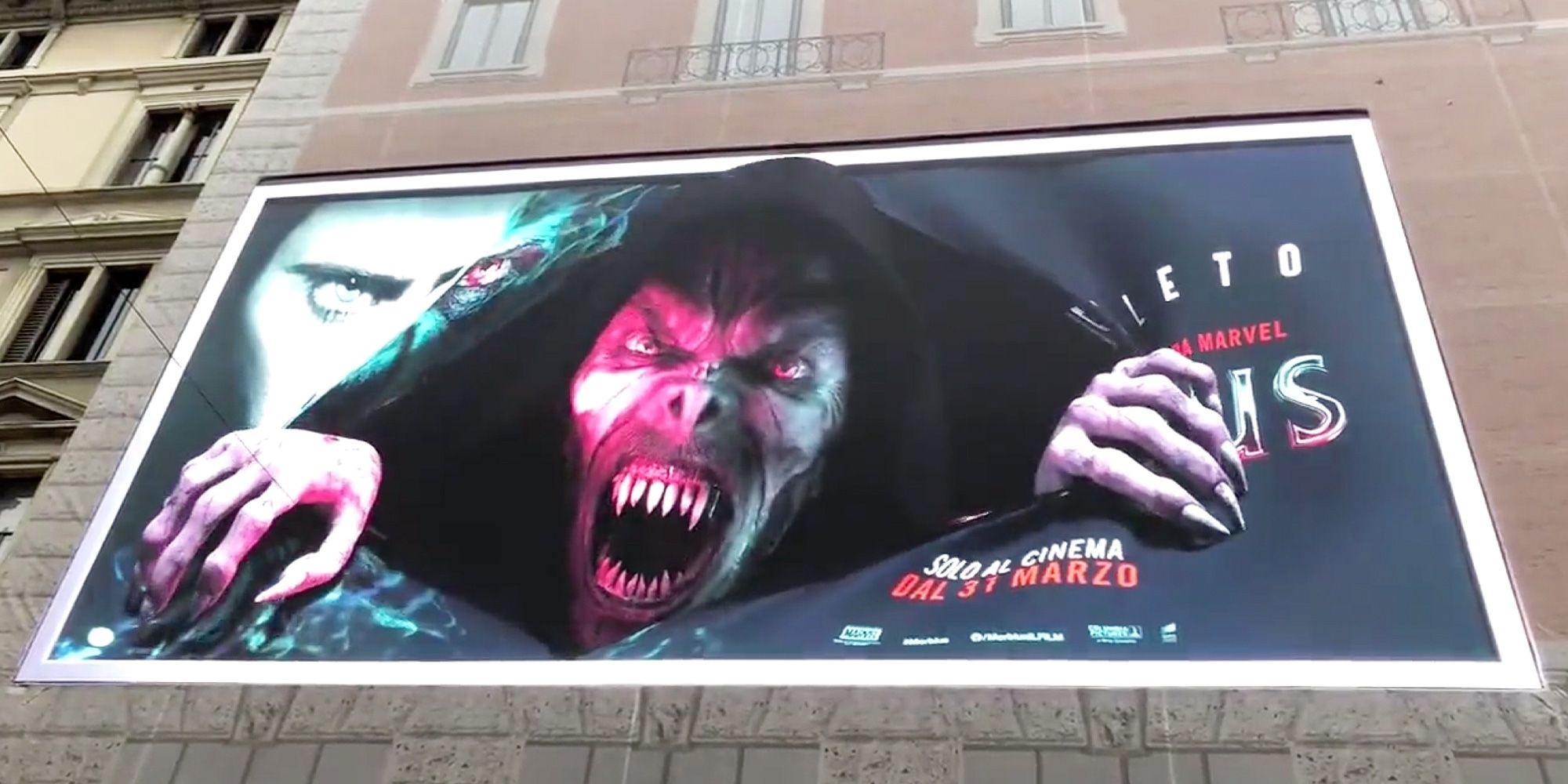 Morbius rasga a través de un anuncio publicitario en 3D en Milán