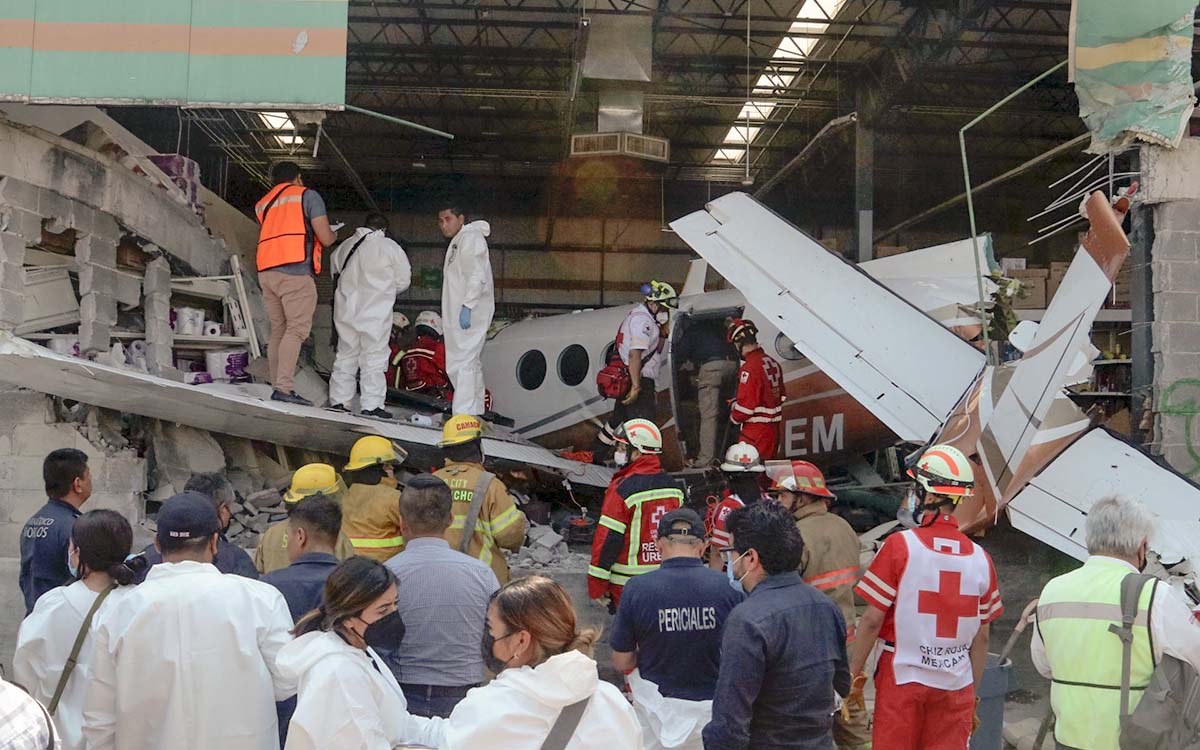 Morelos: Identifican a víctimas del desplome de avioneta en supermercado de Temixco