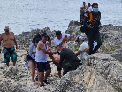 Personas sacan a turista de la playa después de qué un tiburón lo atacara. El 18 de marzo de 2022