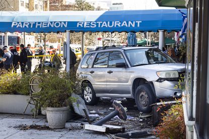 Mueren dos mujeres al empotrarse un vehículo contra la terraza de un restaurante en Washington
