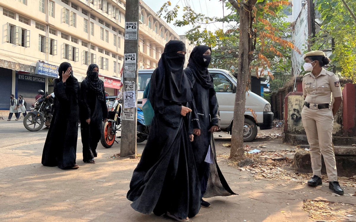 Prohíben a mujeres usar hiyabs en las escuelas de un estado de la India