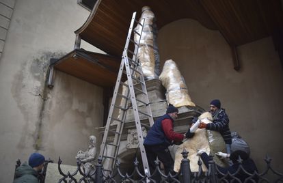 Proteger un ‘goya’ en un búnker de Ucrania