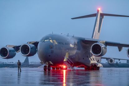 Un avión australiano se dispone a despegar con ayuda militar para Ucrania.