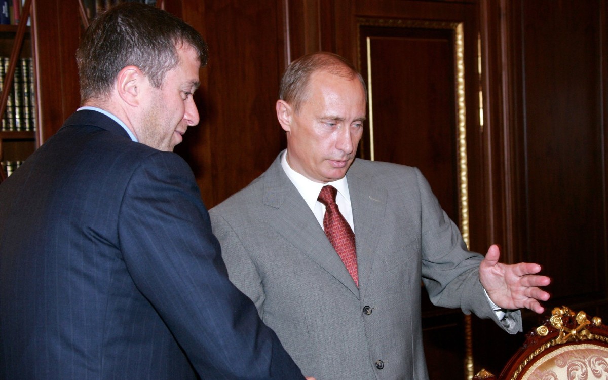 Roman Abramovich viaja a Moscú mientras se embargan bienes rusos en España | Video