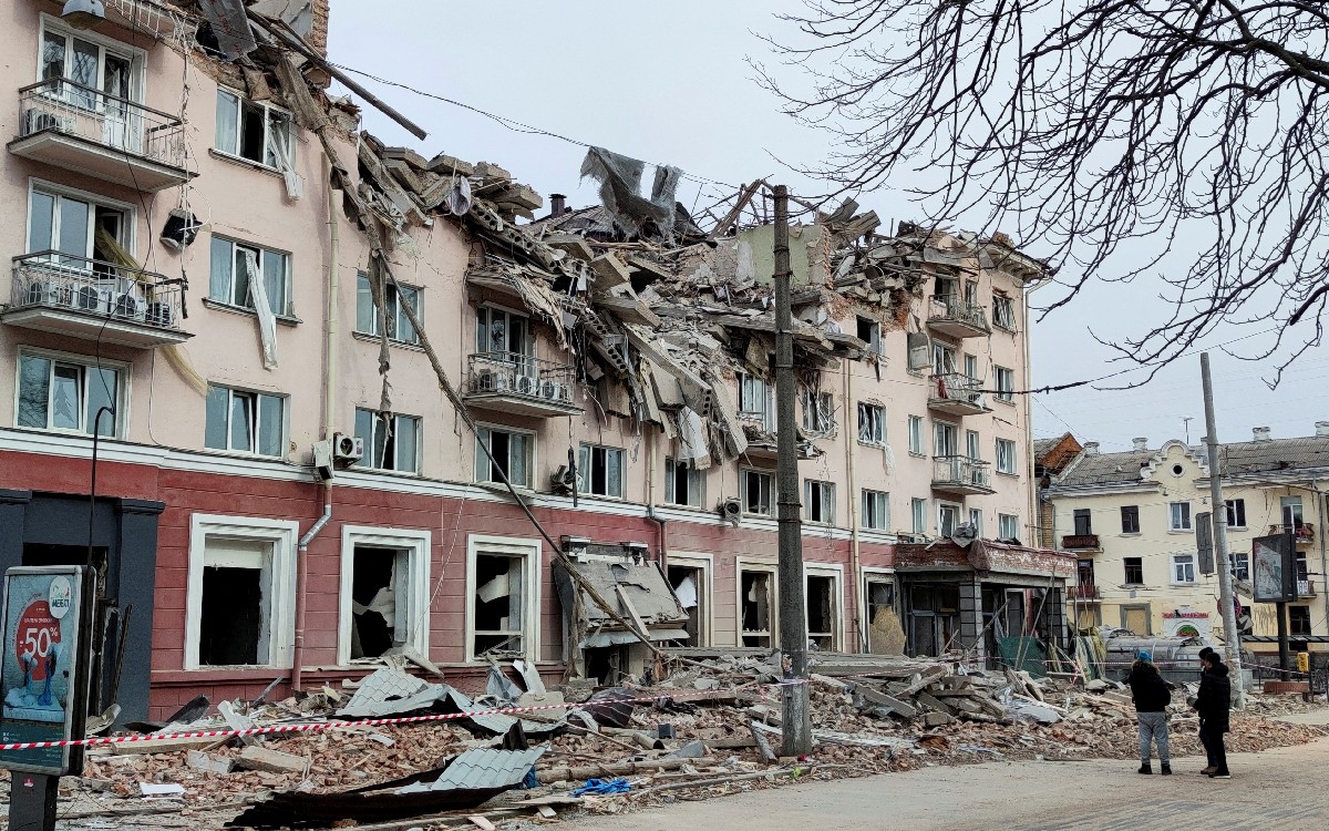 Rusia bombardea Kiev y Chérnigov pese a anuncio de que reduciría operaciones en la zona