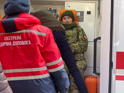 Una militar herida en el ataque de la base militar de Lviv, este domingo.