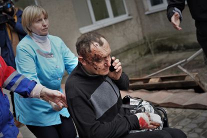 Un militar herido en el ataque de la base militar de Lviv, este domingo.
