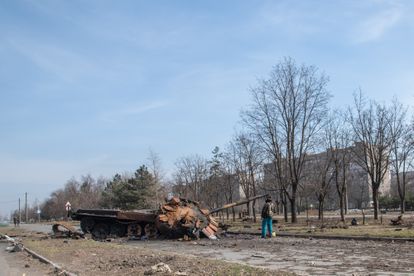 Un hombre pasa junto a un carro de combate destruido en Mariupol el martes.