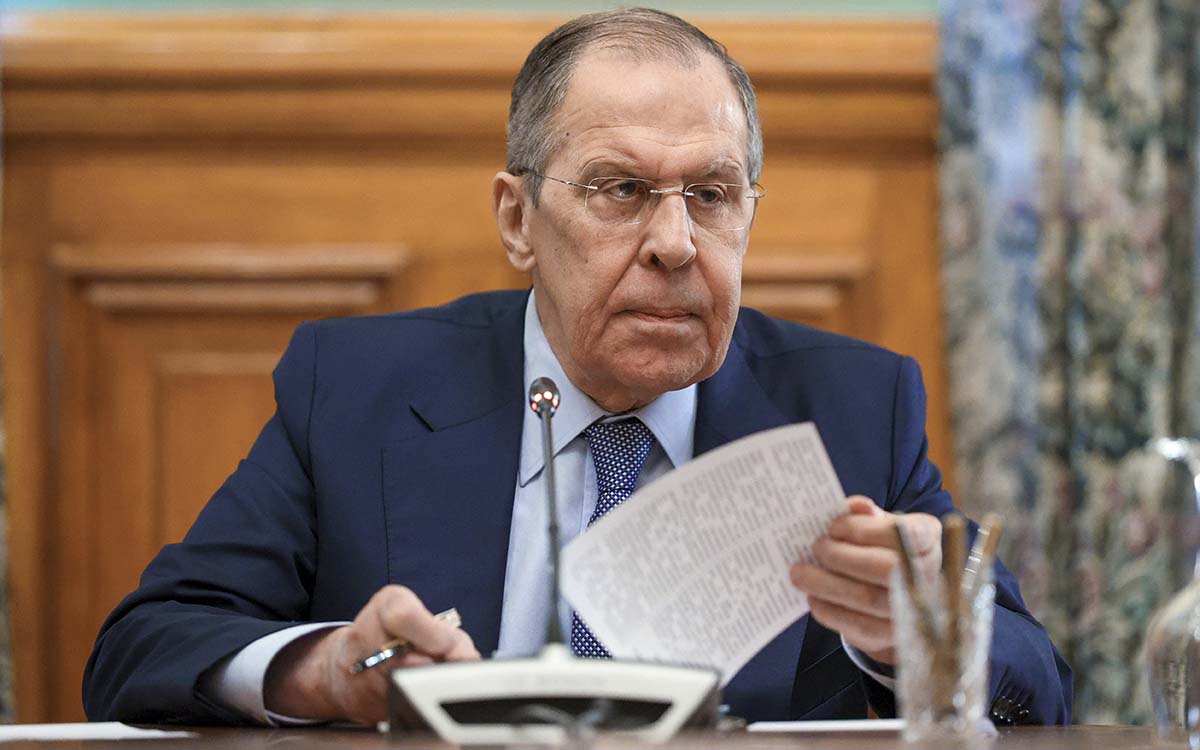 Rusia seguirá negociando con Ucrania pero continuará la operación militar: Lavrov
