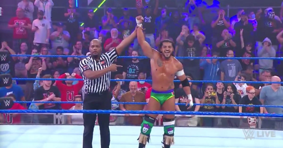 Santos Escobar de WWE NXT gana el primer lugar en Stand & Deliver Ladder Match
