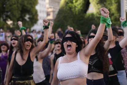 Un grupo de mujeres protesta con el lema de 'Un violador en tu camino' en Buenos Aires.