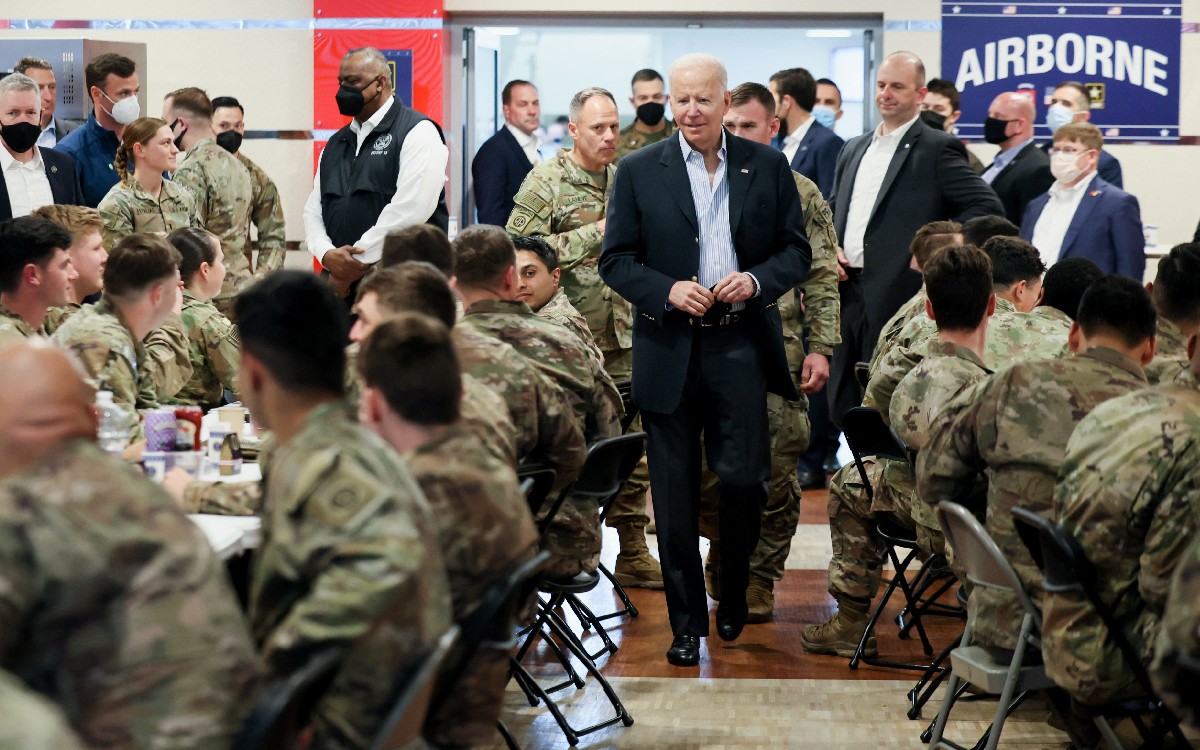 ‘Sólo he venido a dar las gracias’; Biden visita a las tropas de EU en el flanco oriental de la OTAN