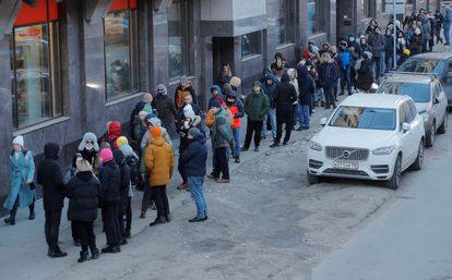 Subidas de precios, cajeros sin dinero y menos hipotecas: las sanciones impactan en la vida diaria de los rusos