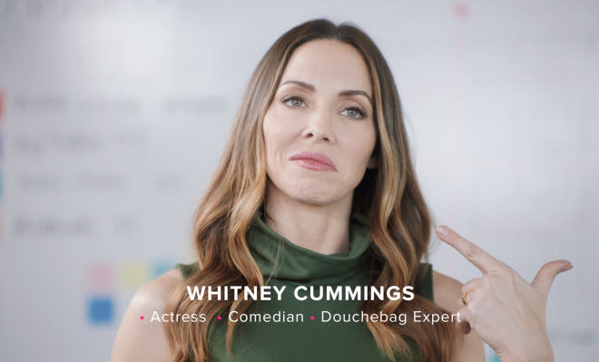 Tinder elige a la comediante Whitney Cummings para lanzar ‘Reactions’