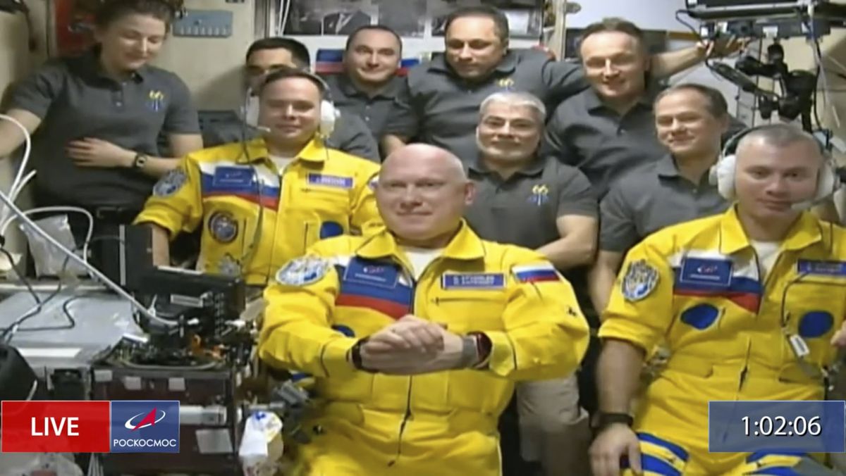 Tres astronautas rusos llegan a la Estación Espacial Internacional con los colores de Ucrania
