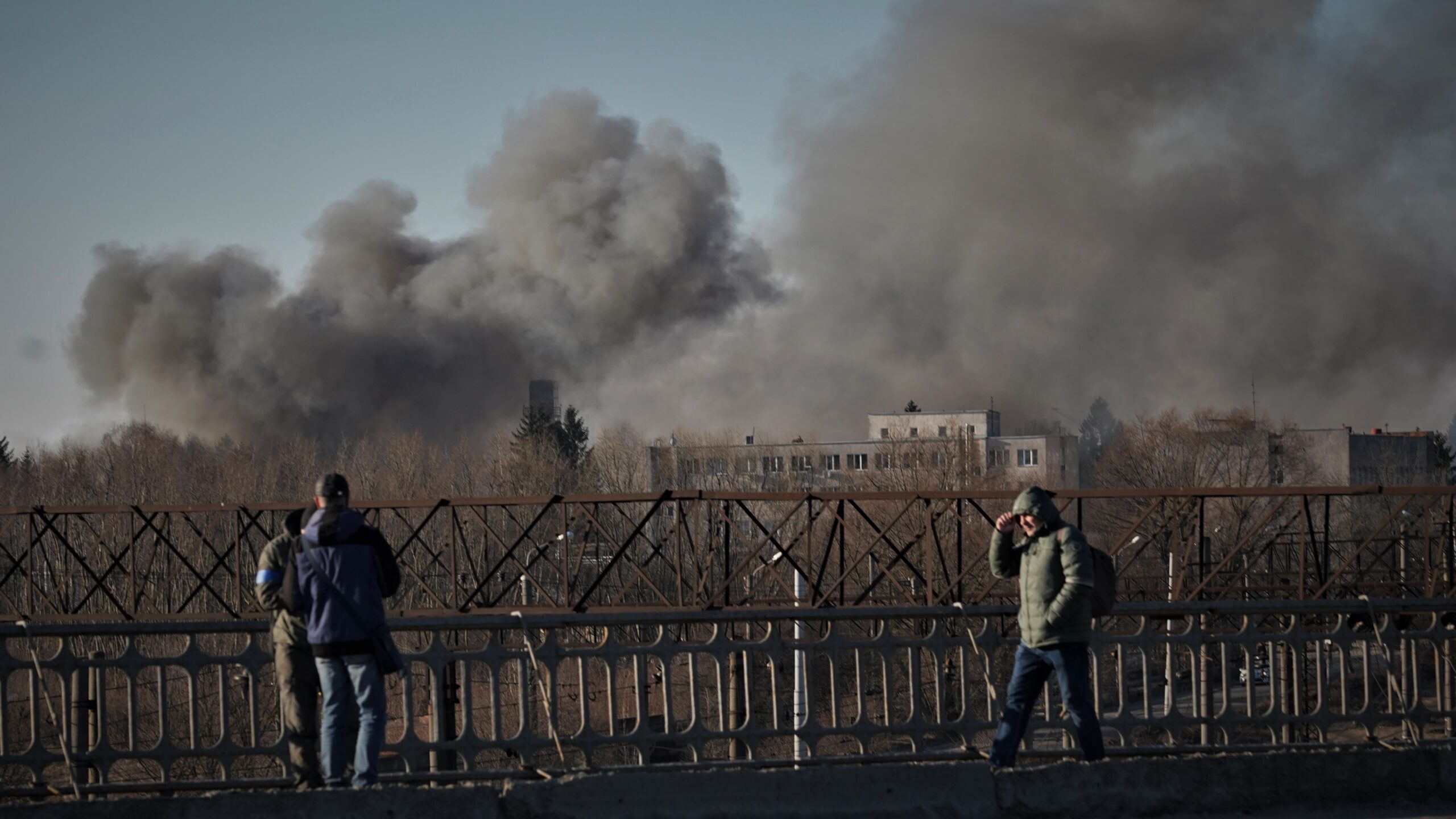 Última hora de la guerra en Ucrania, en directo | Las bombas alcanzan el aeropuerto de Lviv, a 70 kilómetros de Polonia