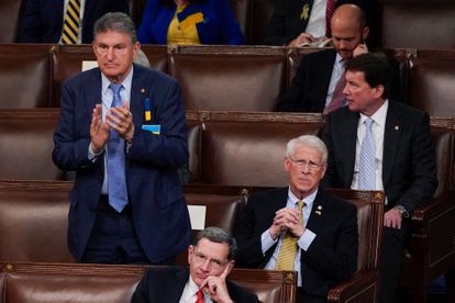 El senador demócrata Joe Manchin junto a legisladores republicanos durante el primer discurso sobre el Estado de la Unión de Joe Biden ante una sesión conjunta del Congreso en el Capitolio, Washington.