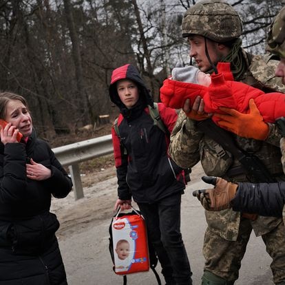 Una bebé mecida por un soldado, una libreta roja y otras crónicas de nuestros enviados especiales en Ucrania, Moldavia y Polonia