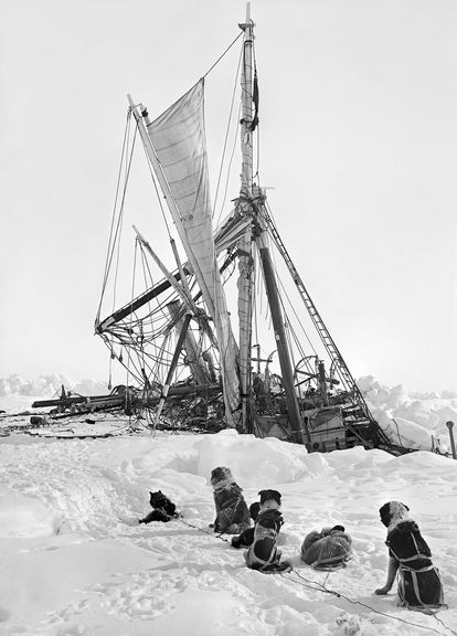 El 'Endurance', aprisionado por el hielo, a 300 millas de tierra firme.