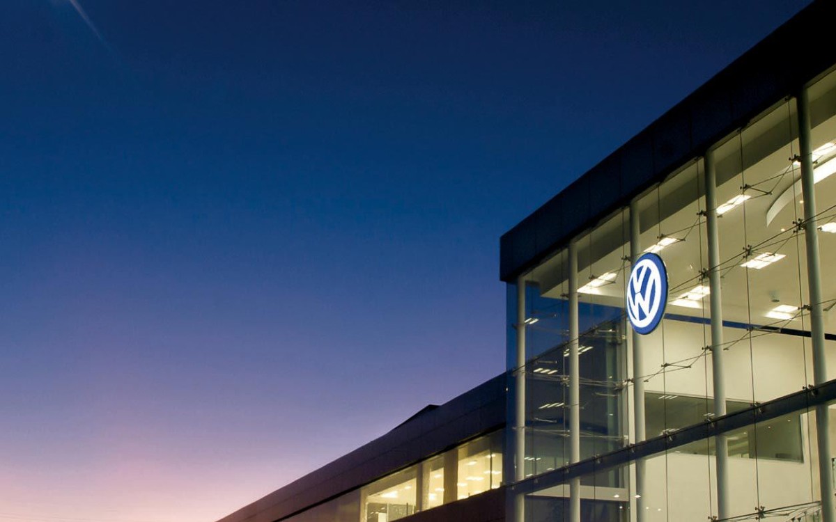Volkswagen suspende producción de autos en Rusia