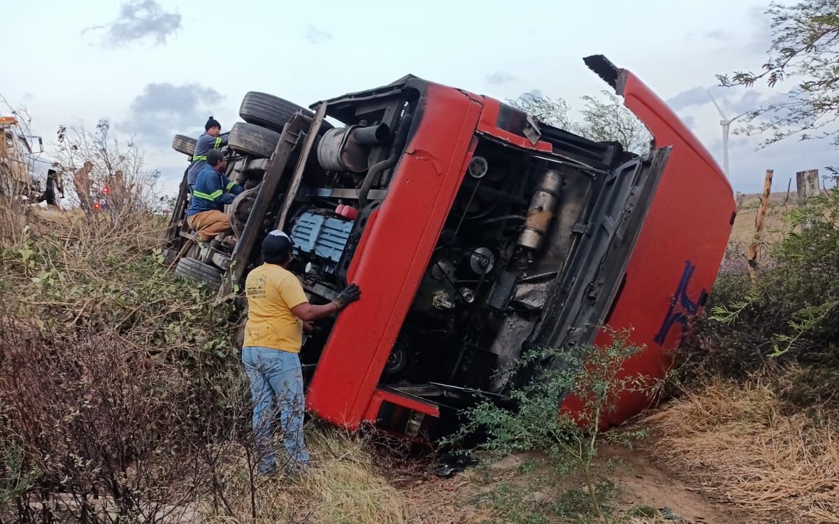 Vuelca autobús con personas migrantes en el Istmo de Tehuantepec; hay 10 lesionados
