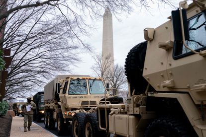 Los vehículos y las tropas de la Guardia Nacional se despliegan en el National Mall cerca del Monumento a Washington de la capital.