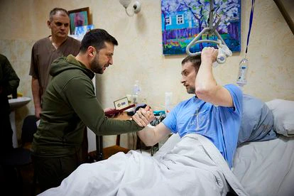 El presidente ucranio, Volodímir Zelenski, el 13 de marzo durante una visita a un hospital militar en la región de Kiev.