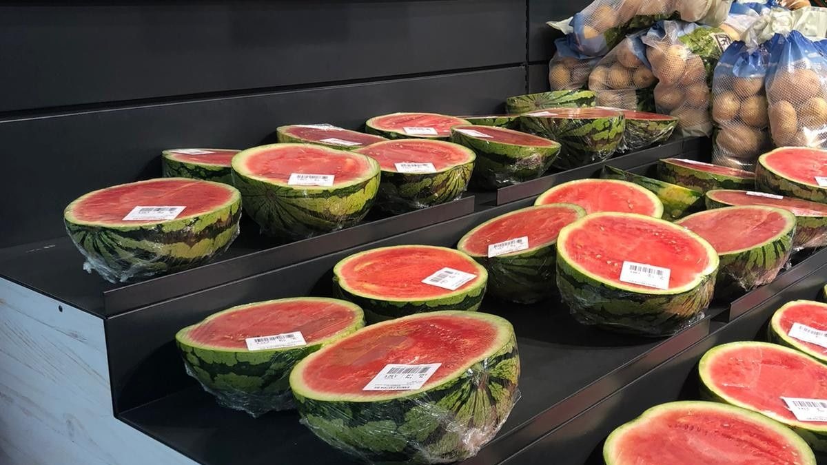 ¿Compras melones y sandías ya cortados? Tu salud puede estar en riesgo