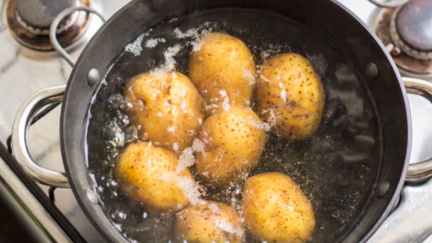 ¿Metes las patatas en la olla en cuanto hierve el agua? es un error